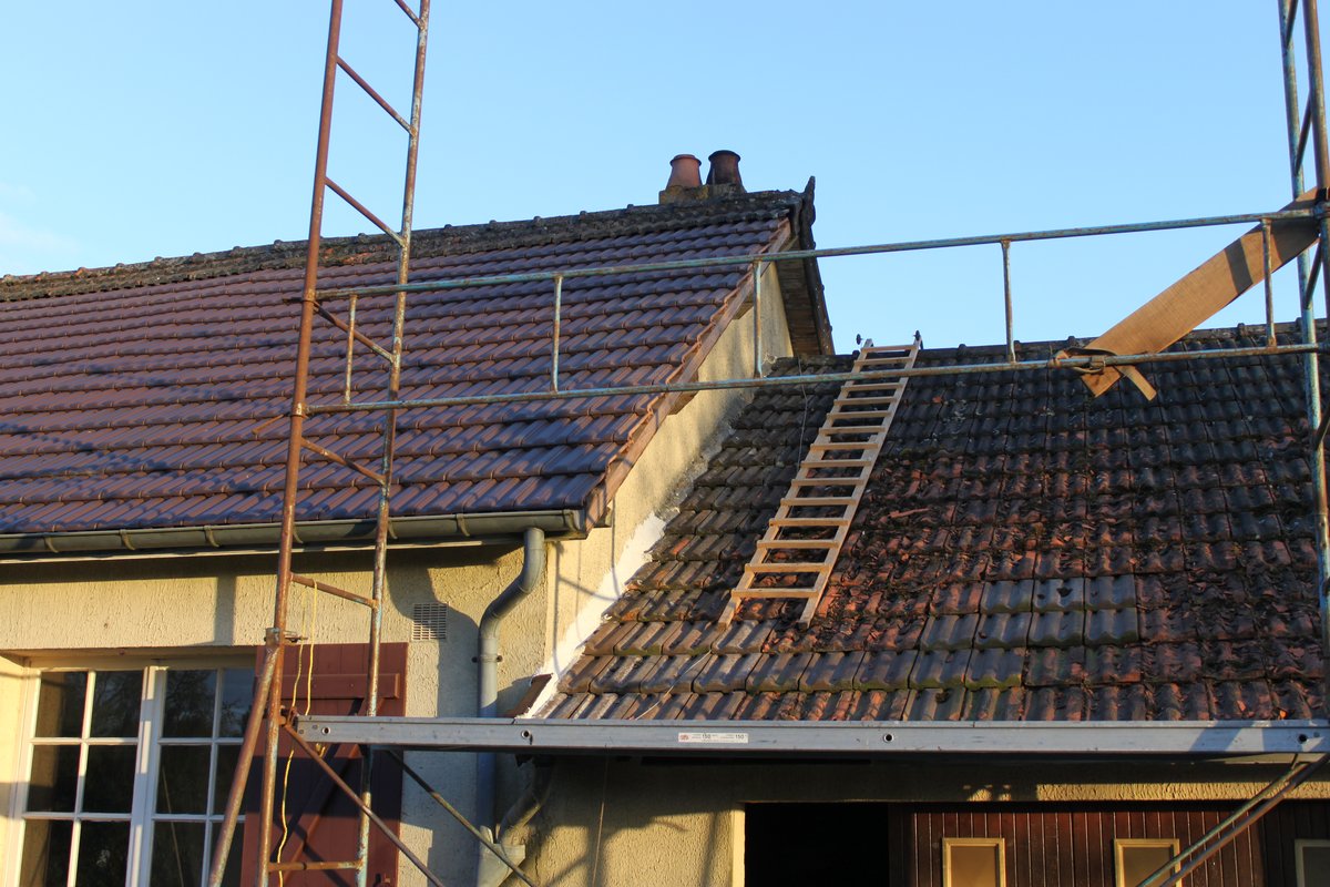 Peu à peu les tuiles neuves prennent leur place.